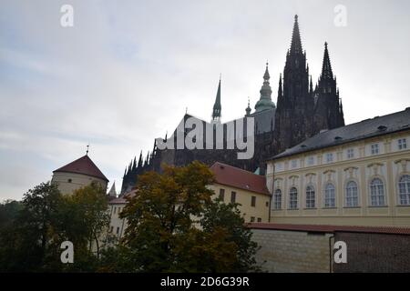 La Cattedrale Metropolitana di San Vito, situata all'interno del Castello di Praga, in Czechia, contiene le tombe di molti re boemi e imperatori sacri romani. Foto Stock