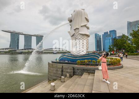 Singapore - 3 dicembre 2019: Statua di Merlion fontana a Merlion Park città di Singapore in tempo nuvoloso. La fontana di Merlion è uno dei più famosi tou Foto Stock