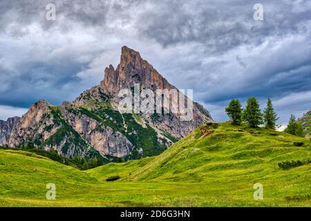 Paesaggio montuoso delle dolomiti dall'alto del Passo Falzarego, Passo di Falzarego, nubi oscure di temporale che si muovono. Foto Stock