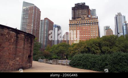 Skyline del centro, vista dal Battery Park all'angolo di Castle Clinton, New York, NY, USA Foto Stock