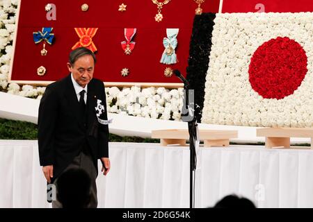 Tokyo, Giappone. 17 Ott 2020. Il primo ministro giapponese Yoshihide Suga partecipa ai funerali dell'ex primo ministro Yasuhiro Nakasone al Grand Prince Hotel Shin Takanawa. Nakasone è stato primo Ministro del Giappone e Presidente del Partito Liberale democratico dal 1982 al 1987. I funerali, che costano circa 190 milioni di yen, sono equamente divisi tra il Partito Liberale democratico e il governo giapponese che si trova ad affrontare critiche dopo aver approvato l'uso di circa 96 milioni di yen dai fondi di riserva per l'anno fiscale 2020 per coprire i costi. Era previsto per marzo ma è stato rimandato a causa del romanzo pandemi coronavirus Foto Stock