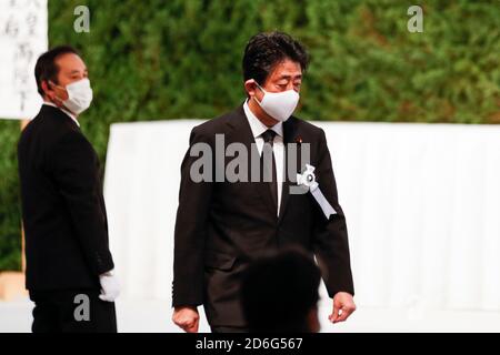 Tokyo, Giappone. 17 Ott 2020. L'ex primo Ministro del Giappone Shinzo Abe partecipa ai funerali dell'ex primo Ministro Yasuhiro Nakasone al Grand Prince Hotel Shin Takanawa. Nakasone è stato primo Ministro del Giappone e Presidente del Partito Liberale democratico dal 1982 al 1987. I funerali, che costano circa 190 milioni di yen, sono equamente divisi tra il Partito Liberale democratico e il governo giapponese che si trova ad affrontare critiche dopo aver approvato l'uso di circa 96 milioni di yen dai fondi di riserva per l'anno fiscale 2020 per coprire i costi. Era previsto per marzo ma è stato rimandato a causa della nuova padella di coronavirus Foto Stock