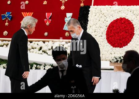 Tokyo, Giappone. 17 Ott 2020. Gli ex primi ministri del Giappone Junichiro Koizumi (L) e Yoshiro Mori (C) partecipano ai funerali dell'ex primo ministro Yasuhiro Nakasone al Grand Prince Hotel Shin Takanawa. Nakasone è stato primo Ministro del Giappone e Presidente del Partito Liberale democratico dal 1982 al 1987. I funerali, che costano circa 190 milioni di yen, sono equamente divisi tra il Partito Liberale democratico e il governo giapponese che si trova ad affrontare critiche dopo aver approvato l'uso di circa 96 milioni di yen dai fondi di riserva per l'anno fiscale 2020 per coprire i costi. Era prevista per marzo ma è stata rinviata Foto Stock