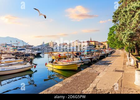 Molo di Budva riviera e gli yacht, Montenegro Foto Stock