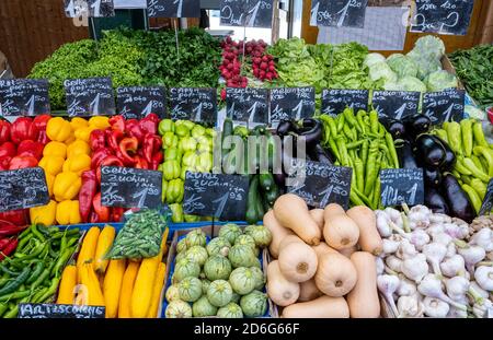 Grande variazione di verdure fresche per la vendita in un mercato Foto Stock