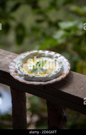 Labneh | Libanese prima colazione pasto caseario in una casa di villaggio balcone con sfondo naturale fattoria Foto Stock