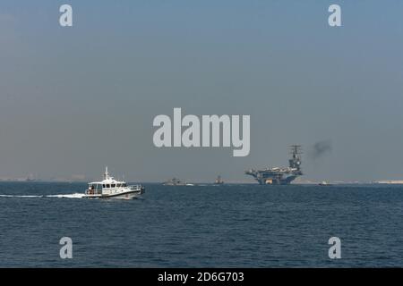 201007-A-FT904-1054 GOLFO DEL BAHRAIN (OTTOBRE 7, 2020) Bahraini Coast Guard Response boat Hawar 3, a sinistra, E una pattuglia Mark VI, assegnata al comandante, Task Force 56, seconda da sinistra, scortano la portaerei USS Nimitz (CVN 68) attraverso il Golfo del Bahrain, incomiando ad una visita di manutenzione e logistica a Khalifa bin Salman Port, Bahrain, 7 ottobre. Il CTF 56 è responsabile della pianificazione e dell'esecuzione di missioni di spedizione nell'area della 5esima flotta degli Stati Uniti di operazioni a sostegno di operazioni navali per garantire la stabilità marittima nella regione centrale, collegando il Mediterraneo e il Pacifico Foto Stock