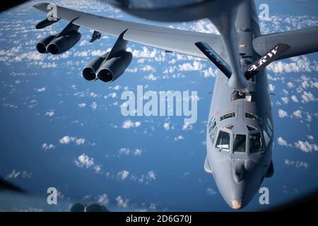 Un aereo della US Air Force B-52H Stratocfortilt dalla 2nd Bomb Wing, Barksdale Air Force base, Louisiana, riceve il carburante da un aereo della Stratotanker KC-135 dalla 100th Air Refueling Wing, Royal Air Force Mildenhall, Inghilterra, durante una missione della Bomber Task Force al largo della costa scozzese il 14 ottobre 2020. Gli Stati Uniti dimostrano regolarmente e visibilmente l'impegno nei confronti di alleati e partner attraverso l'impiego globale delle nostre forze militari. (STATI UNITI Air Force foto di Tech. SGT. Emerson Nuñez) Foto Stock