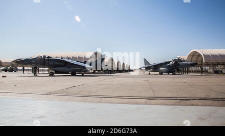 Benjamin Hutchins, comandante del Marine Aircraft Group 13, e il Lt. Colon. Keith Bucklew, comandante dello Squadron 311 Marine Attack, hanno in scena il loro AV-8B Harrier IIS sulla linea di volo durante l'ultimo volo del Lt. Coll. Bucklew alla stazione aerea del corpo dei Marine Yuma, Ariz., 14 ottobre 2020. L'ultimo volo è un evento significativo per ogni pilota e viene celebrato spruzzando il pilota e l'aereo con acqua. (STATI UNITI Marine Corps foto di Lance CPL. Julian Elliott-Drouin) Foto Stock