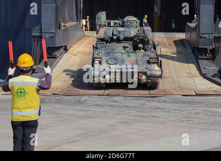 Elementi della Brigata Raider, 1° Armored Brigade Combat Team, 3° Divisione Fanteria di stanza a Fort Stewart, Georgia, hanno iniziato ad arrivare in Corea come la prossima squadra di combattimento a rotazione corazzata a sostegno della 2° Divisione Fanteria/ROK-US Combined Division e dell'Ottava Armata. (Staff Sgt. Adam Ross) Foto Stock