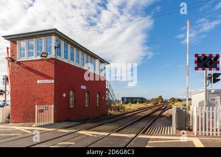 Linea ferroviaria tra Edimburgo e Aberdeen passando per Carnoustie accanto a un vecchio signal box, Carnoustie, Scozia, Regno Unito Foto Stock