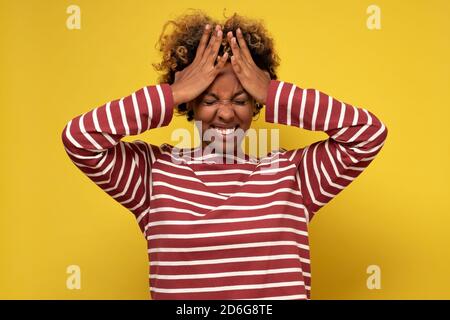 triste stanca malata afro-americana ragazza che soffre di forte mal di testa Foto Stock