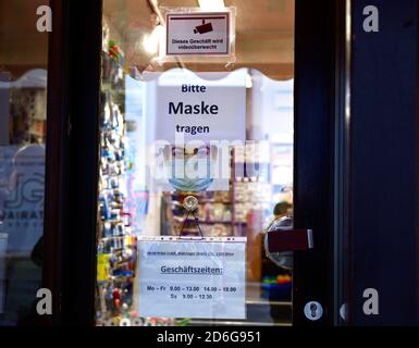 Vienna, Austria. 17 Ott 2020. In Austria c'è un requisito di maschera in tutti i negozi e mercati. A causa del crescente numero di corona, il governo austriaco sta anche discutendo un requisito generale di maschera all'aperto. Si prega di indossare una maschera sulla porta d'ingresso di un negozio. Credit: Franz PERC / Alamy Live News Foto Stock