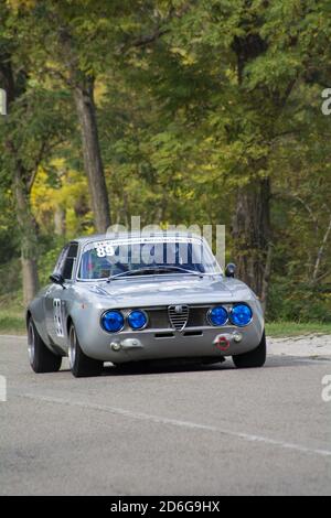 PESARO , ITALIA - OTT 11 - 2020 : PARCO SAN BARTOLO VINTAGE CAR ALFA ROMEO GT2000 Foto Stock