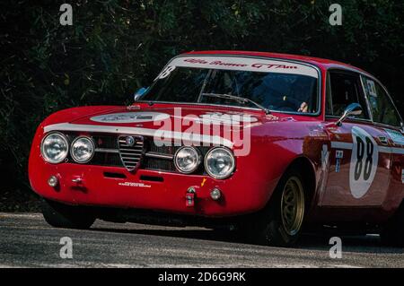 PESARO , ITALIA - OTT 11 - 2020 : PARCO SAN BARTOLO VINTAGE CAR ALFA ROMEO GT2000 Foto Stock