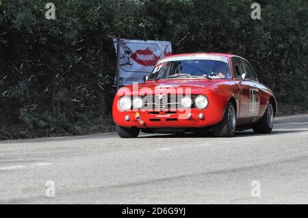 PESARO , ITALIA - OTT 11 - 2020 : PARCO SAN BARTOLO VINTAGE CAR ALFA ROMEO GT2000 Foto Stock