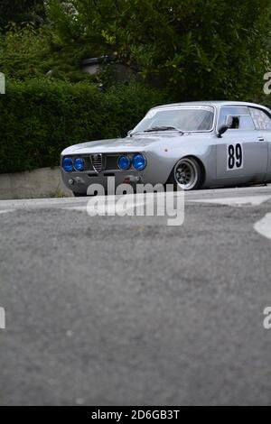 PESARO , ITALIA - OTT 11 - 2020 : PARCO SAN BARTOLO VINTAGE CAR ALFA ROMEO GT2000 Foto Stock