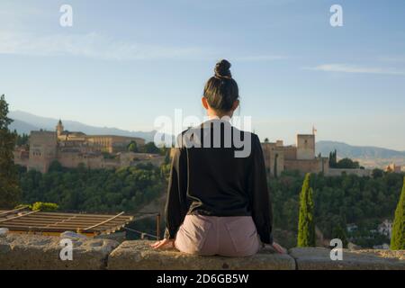 Indietro ritratto di giovane bella e rilassata donna che ha estate Vacanze in Spagna godendo di una bella vista allegra all'Alhambra di Granada nel turismo Foto Stock