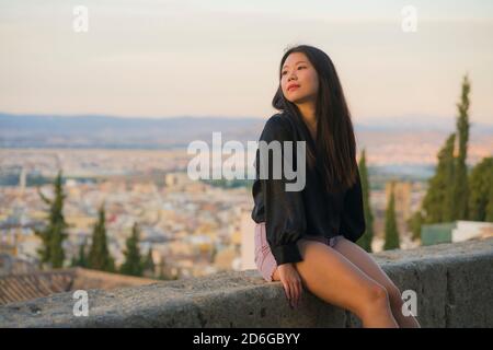 Ritratto di stile di vita di giovani bei e felici turisti asiatici giapponesi Donna che ha vacanze estive in Europa godendo di una visita allegra bella ALH Foto Stock