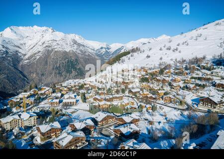 Les deux alpes resort in inverno, alpi francesi, Rodano Alpi in Francia Europa aereo drone foto Foto Stock