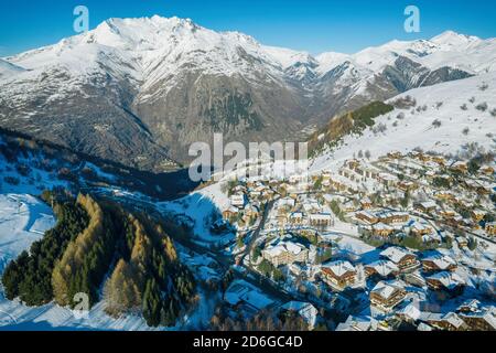 Les deux alpes resort in inverno, alpi francesi, Rodano Alpi in Francia Europa aereo drone foto Foto Stock