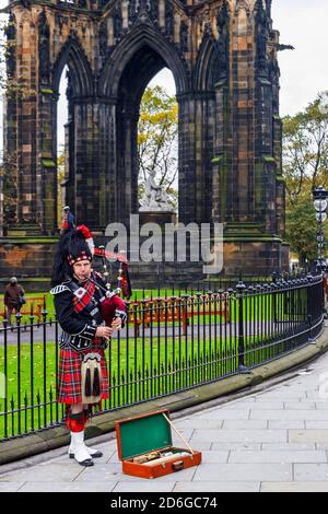 Bagpiper in una strada a Edimburgo, Scozia Foto Stock