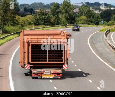 Escort for Schwertransport Deutschland Panas European Transporting heavy wide load on M61 Motorway, near Manchester, EU convoi Exceptionnel è conosciuto nel Regno Unito come un carico oversize o anormale. Macchinari larghi, lunghi, alti e pesanti in rotta nel nord dell'Inghilterra. Foto Stock