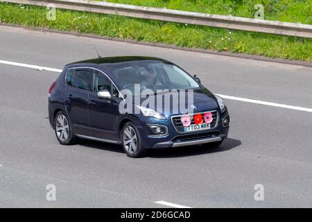 2015 Peugeot 1.6 BLU HDI S/S ALLURE 5d 120 BHP Auto 5 porte con papaveri della seconda Guerra Mondiale, seconda Guerra Mondiale, seconda Guerra Mondiale, seconda Guerra Mondiale, seconda Guerra Mondiale; traffico veicolare veicoli in movimento, automobili che guidano veicoli su strade del Regno Unito, motori, automobili sulla rete autostradale M6. Foto Stock