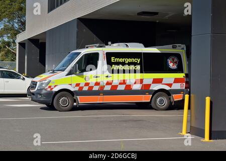 SYDNEY, AUSTRALIA - 09 maggio 2019: Sydney / Australia - 9 maggio 2019: Northern Beaches Hospital emergenza ambulanza veicolo Foto Stock