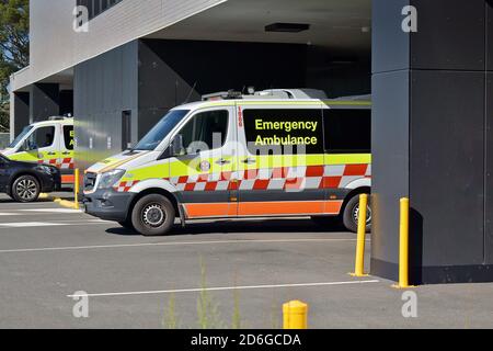 SYDNEY, AUSTRALIA - 09 maggio 2019: Sydney / Australia - 9 maggio 2019: Northern Beaches Hospital emergenza ambulanza veicolo Foto Stock