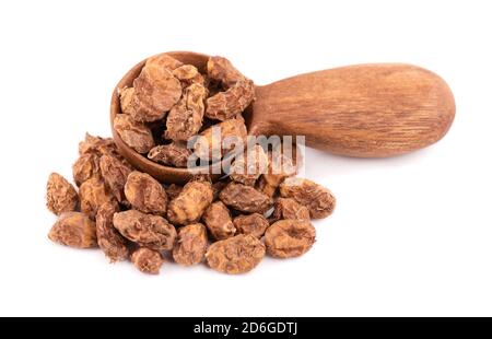 Tigernuts isolato su sfondo bianco. Dadi Chufa o tigre in cucchiaio di legno. Foto Stock