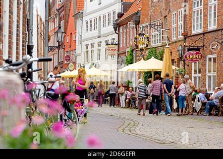 Deutschland, Niedersachen, Hansestadt Lüneburg. Strassenrestaurants in der Heiligengeiststrasse. Foto Stock