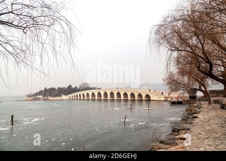 Il Ponte dell'Arco di Seventeen (Shiqikong Qiao) nel Lago di Kunming, Pechino. Una giornata invernale in nebbia Foto Stock