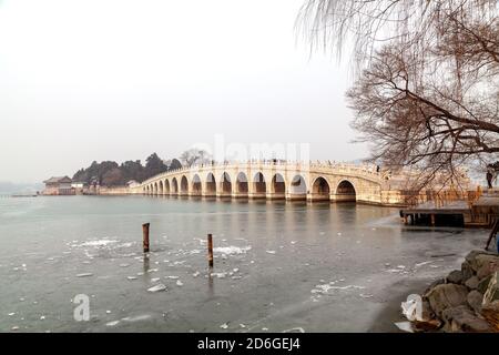 Il Ponte dell'Arco di Seventeen (Shiqikong Qiao) nel Lago di Kunming, Pechino. Una giornata invernale in nebbia Foto Stock