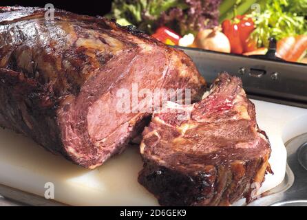 Delizioso rack arrosto di manzo servito su un tagliere Foto Stock