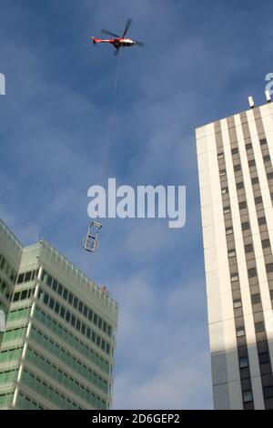Birmingham, Regno Unito, 17 ottobre 2020. Insolita vista del sabato mattina nel centro della città di Birmingham come Super Puma Helicopter condotto ascensori di carico tra gli alti blocchi di uffici in Snow Hill Queensway. HeliRig ha organizzato le operazioni utilizzando una base svizzera Aerospatiale AS332C Super Puma con sede all'aeroporto Wolverhampton Halfpenny Green per la durata dell'operazione, che ha incluso la facilitazione di un decollo verticale trainato un cavo di sollevamento di 80 m. Super Puma opera tra gli alti uffici di Birmingham Credit: Paul Bunch/Alamy Live News. Foto Stock