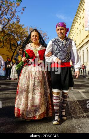 Las Fallas Valencia fallas festa uomo donna Spagna vestito tradizionale Foto Stock