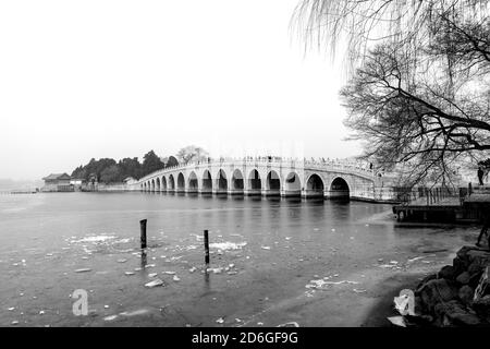 Il Ponte dell'Arco di Seventeen (Shiqikong Qiao) nel Lago di Kunming, Pechino. Una giornata invernale in nebbia Foto Stock