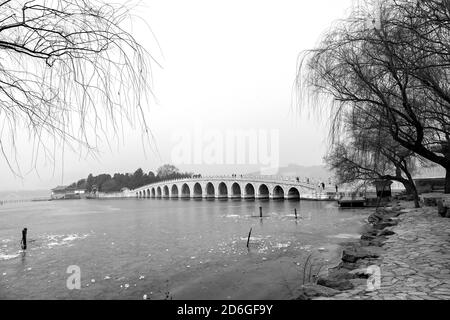 Il Ponte dell'Arco di Seventeen (Shiqikong Qiao) nel Lago di Kunming, Pechino, Cina. Una giornata invernale in nebbia Foto Stock