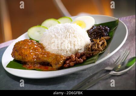 Cibo asiatico nasi lemak con curry di pollo Foto Stock