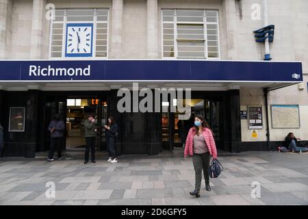 La gente alla stazione di Richmond-upon-Thames, Londra occidentale, come più della metà dell'Inghilterra vive con le restrizioni più accentuate del coronavirus dopo che le misure più severissime sono entrate in vigore nel Lancashire ed i londinesi sono stati vietati dal riunirsi all'interno. Foto Stock