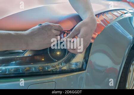 Incollaggio della vettura in plastica carbonico closeup Foto Stock