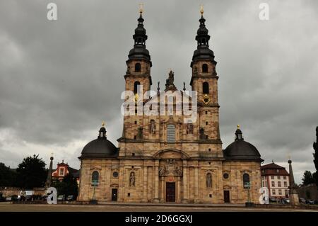 Der barocke Dom zu Fulda ist ein beeindruckendes Zeugnis religiöser Baukunst im Fuldaer Barockviertel. - la cattedrale barocca di Fulda è un'impresa Foto Stock