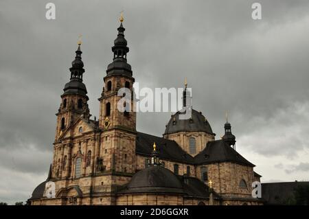 Der barocke Dom zu Fulda ist ein beeindruckendes Zeugnis religiöser Baukunst im Fuldaer Barockviertel. - la cattedrale barocca di Fulda è un'impresa Foto Stock