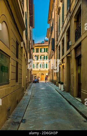 Bel ritratto del vicolo vuoto Via dei Biffi nel centro storico di Firenze, Toscana, Italia in una giornata di sole con un cielo blu. Foto Stock