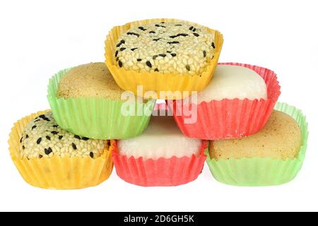 Torte di riso glutinose taiwanesi isolate su sfondo bianco Foto Stock