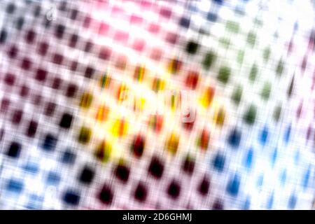 Delicato sfondo luminoso e colorato. Tessuto astratto di netin bianco ondulato e arioso. Closeup di oggetti tondi colorati in toni pastello in una griglia trasparente. Foto Stock
