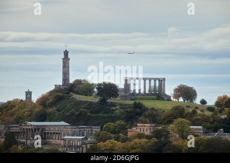 Splendida vista sulla città di Edimburgo. La collina di Calton con alcuni monumenti - il Monumento Nazionale, il Monumento Dugald Stewart, il Monumento di Nelson, l'Old Royal High School. Foto Stock