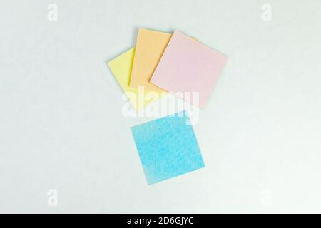 Note colorate adesive isolate di bianco Foto Stock