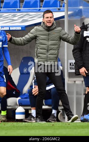 Karlsruhe, Germania. 17 Ott 2020. Calcio: 2 Bundesliga, Karlsruher SC - SV Sandhausen, 4° incontro nello stadio Wildpark. Il allenatore di Karlsruhe Christian Eichner. Credito: Uli Deck/dpa - NOTA IMPORTANTE: In conformità con le norme del DFL Deutsche Fußball Liga e del DFB Deutscher Fußball-Bund, è vietato sfruttare o sfruttare nello stadio e/o nel gioco le fotografie scattate sotto forma di sequenze di immagini e/o serie di foto di tipo video./dpa/Alamy Live News Foto Stock